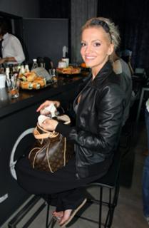 Dara Rolins feet photo thumbnail