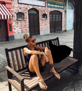 Dara Rolins feet photo thumbnail