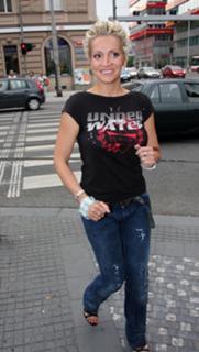 Dara Rolins feet photo thumbnail