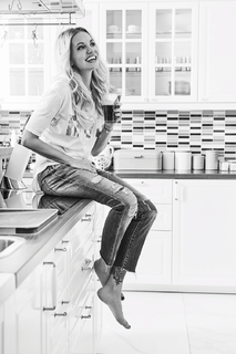 Dara Rolins feet photo thumbnail