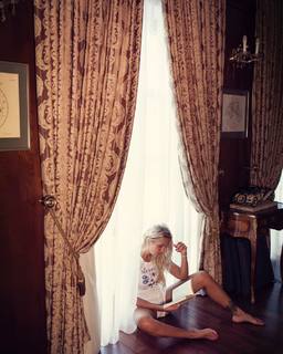 Dara Rolins feet photo thumbnail