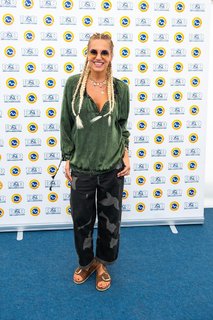 Dara Rolins feet photo thumbnail