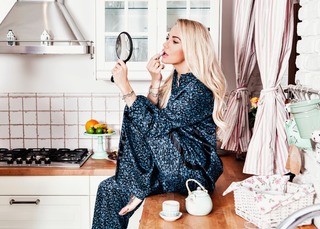 Dara Rolins feet photo thumbnail