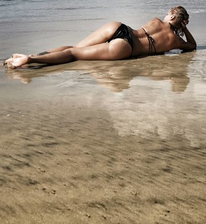 Dara Rolins feet photo thumbnail