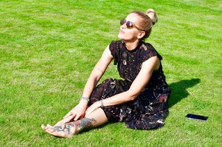 Dara Rolins feet photo thumbnail