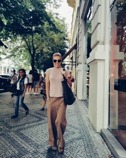 Dara Rolins feet photo thumbnail