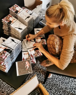 Dara Rolins feet photo thumbnail