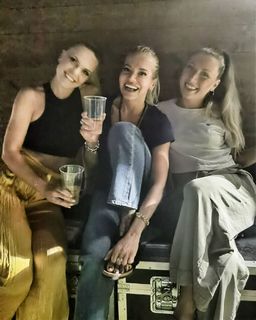 Dara Rolins feet photo thumbnail