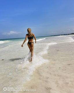 Dara Rolins feet photo thumbnail