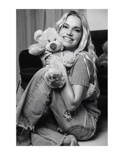 Dara Rolins feet photo thumbnail