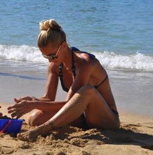 Dara Rolins feet photo thumbnail