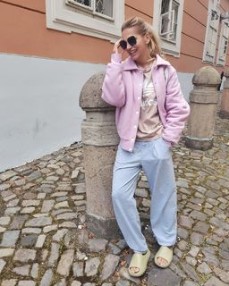 Dara Rolins feet photo thumbnail