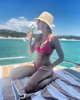 Dara Rolins feet photo thumbnail