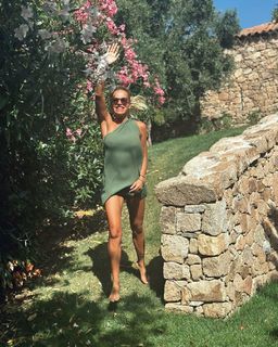 Dara Rolins feet photo thumbnail