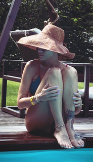 Dara Rolins feet photo thumbnail