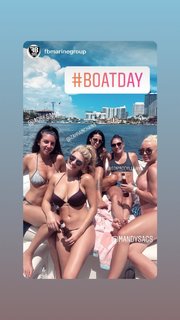 Daria Berenato feet photo thumbnail