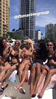 Daria Berenato feet photo thumbnail