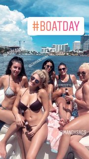 Daria Berenato feet photo thumbnail