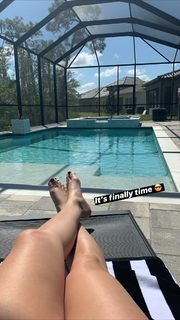 Daria Berenato feet photo thumbnail