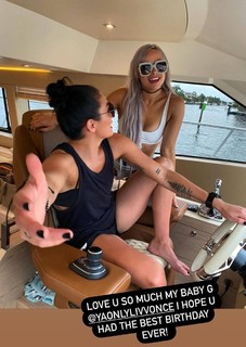 Daria Berenato feet photo thumbnail