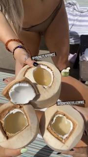 Daria Berenato feet photo thumbnail