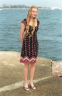 Daryl Hannah feet photo thumbnail