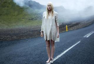 Daryl Hannah feet photo thumbnail