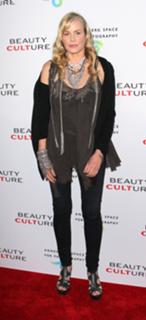 Daryl Hannah feet photo thumbnail