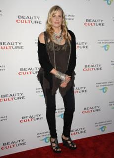 Daryl Hannah feet photo thumbnail