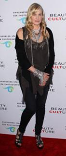 Daryl Hannah feet photo thumbnail