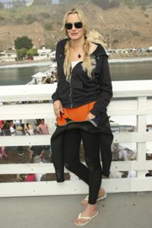 Daryl Hannah feet photo thumbnail