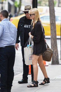 Daryl Hannah feet photo thumbnail