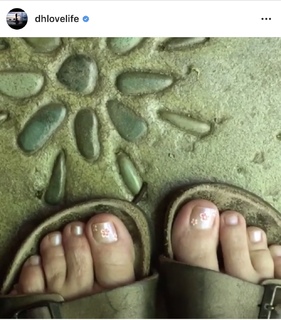 Daryl Hannah feet photo thumbnail