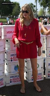 Daryl Hannah feet photo thumbnail