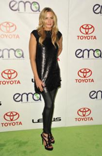 Daryl Hannah feet photo thumbnail