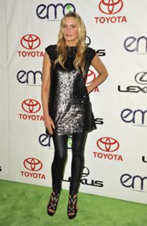 Daryl Hannah feet photo thumbnail