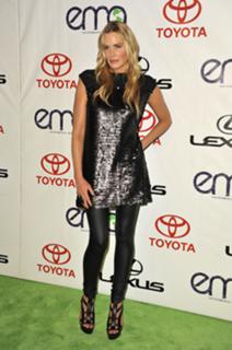 Daryl Hannah feet photo thumbnail