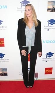 Daryl Hannah feet photo thumbnail