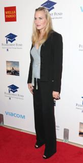 Daryl Hannah feet photo thumbnail
