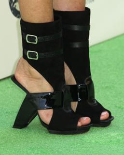 Daryl Hannah feet photo thumbnail