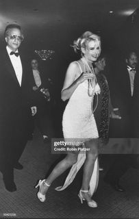 Daryl Hannah feet photo thumbnail