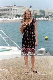 Daryl Hannah feet photo thumbnail