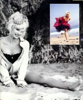 Daryl Hannah feet photo thumbnail