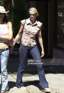 Daryl Hannah feet photo 4