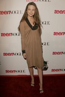 Daveigh Chase feet photo thumbnail