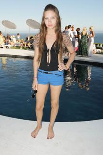 Daveigh Chase feet photo thumbnail