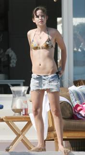 Daveigh Chase feet photo thumbnail