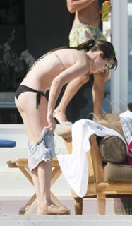 Daveigh Chase feet photo thumbnail