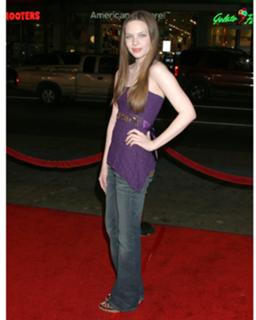 Daveigh Chase feet photo thumbnail