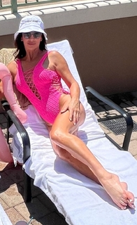 Debbe Dunning feet photo thumbnail